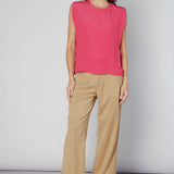 Blusa Agama de la marca V-2025-633 en tela ligera, con diseño moderno y detalles en la parte superior, para un estilo casual.