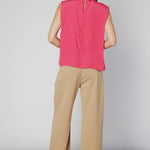 Blusa Agama de la marca V-2025-633 en color neutro, con diseño elegante y detalles en tela ligera.