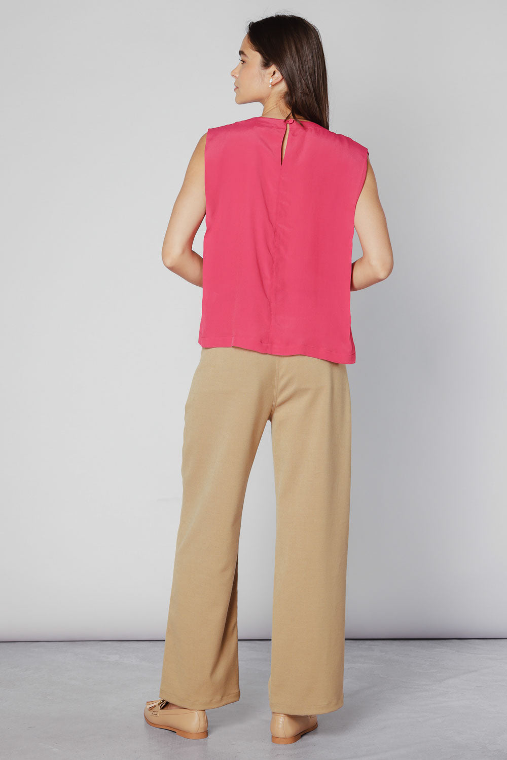 Blusa Agama de la marca V-2025-633 en color neutro, con diseño elegante y detalles en tela ligera.