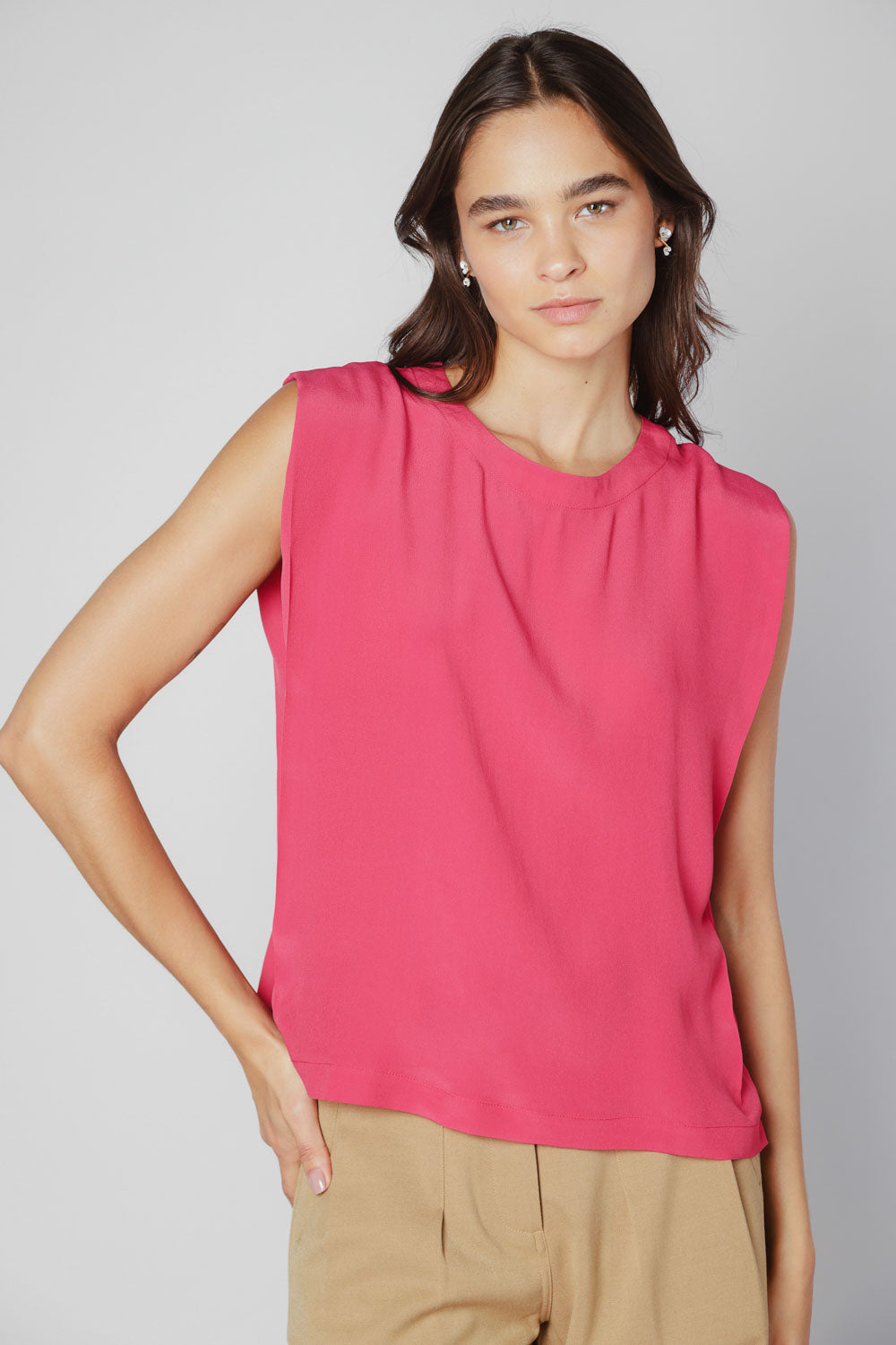 Blusa Agama de la marca V-2025-633, con diseño moderno y detalles delicados, en color y estilo visible en la imagen.