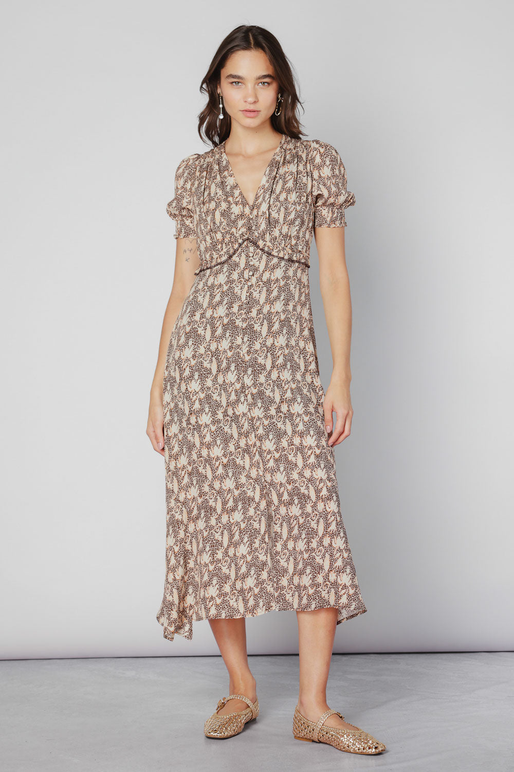 Vestido Malik de la marca O-2025-704 en color negro, con diseño elegante y detalles de tela suave.