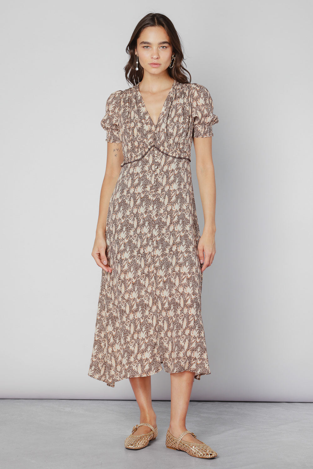 Vestido Malik de la marca O-2025-704 en color negro, con diseño elegante y detalles de tela ligera.