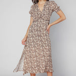Vestido Malik de la marca O-2025-704, vestido largo con diseño elegante y detalles modernos, en la imagen sobre fondo neutro.