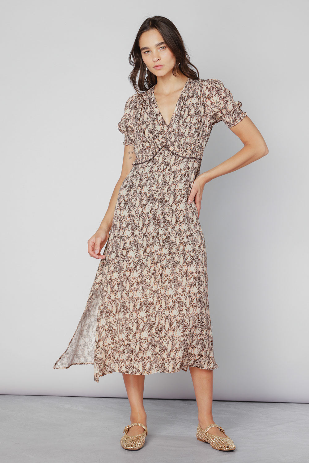 Vestido Malik de la marca O-2025-704, vestido largo con diseño elegante y detalles modernos, en la imagen sobre fondo neutro.