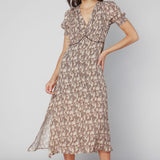 Vestido Malik de la marca O-2025-704, vestido largo con diseño elegante y detalles modernos, en la imagen sobre fondo neutro.