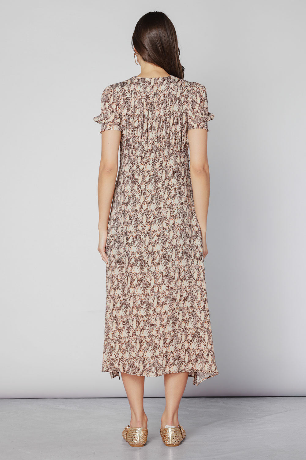 Vestido Malik de la marca O-2025-704, con diseño elegante y moderno, en color y estilo visible en la imagen.