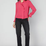 Blusa Somi de la marca O-2025-614, con diseño elegante en color neutro, mostrando detalles del cuello y manga larga.