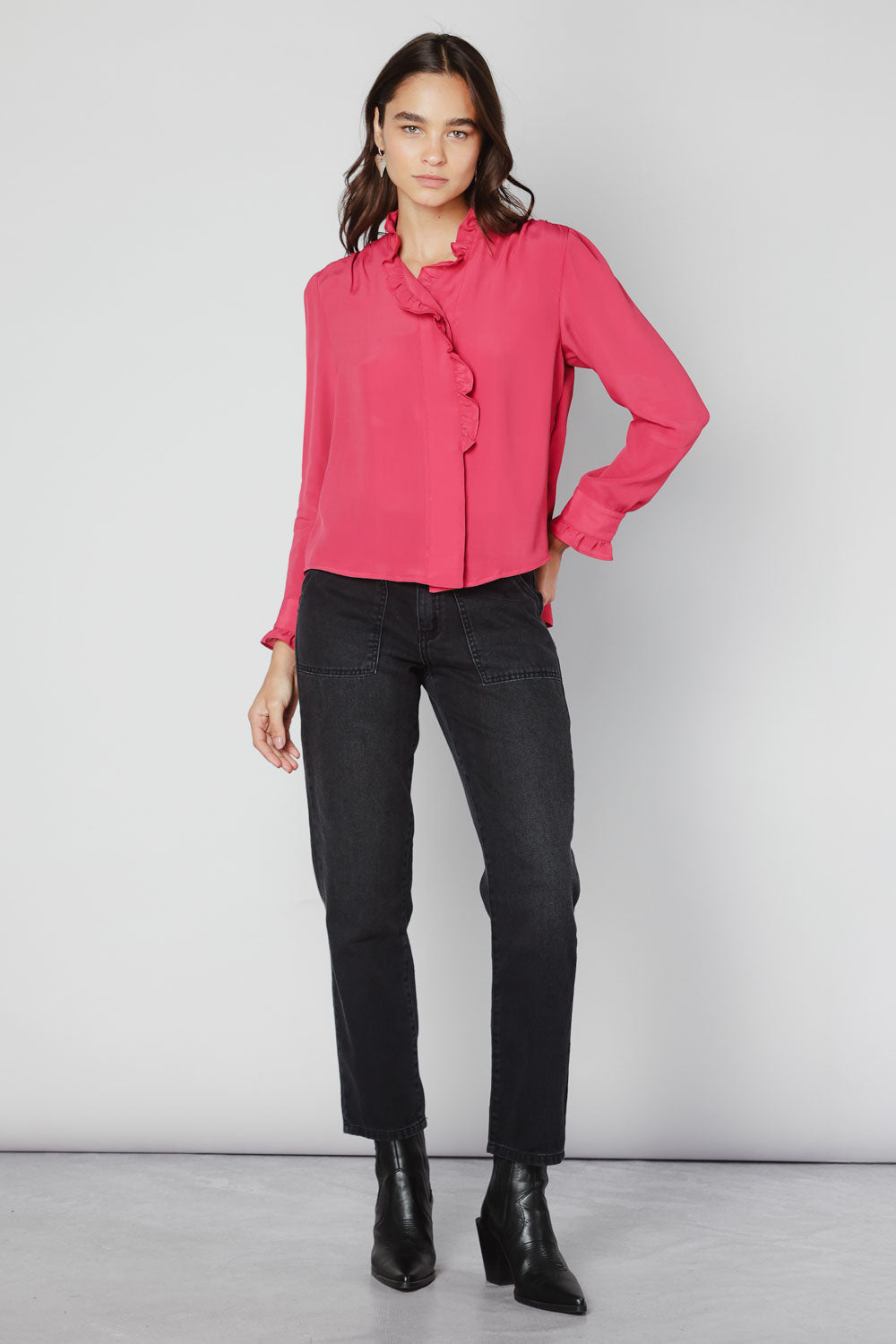Blusa Somi de la marca O-2025-614, con diseño elegante en color neutro, mostrando detalles del cuello y manga larga.