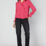 Blusa Somi de la marca O-2025-614, con diseño elegante en color neutro, mostrando detalles del cuello y manga larga.