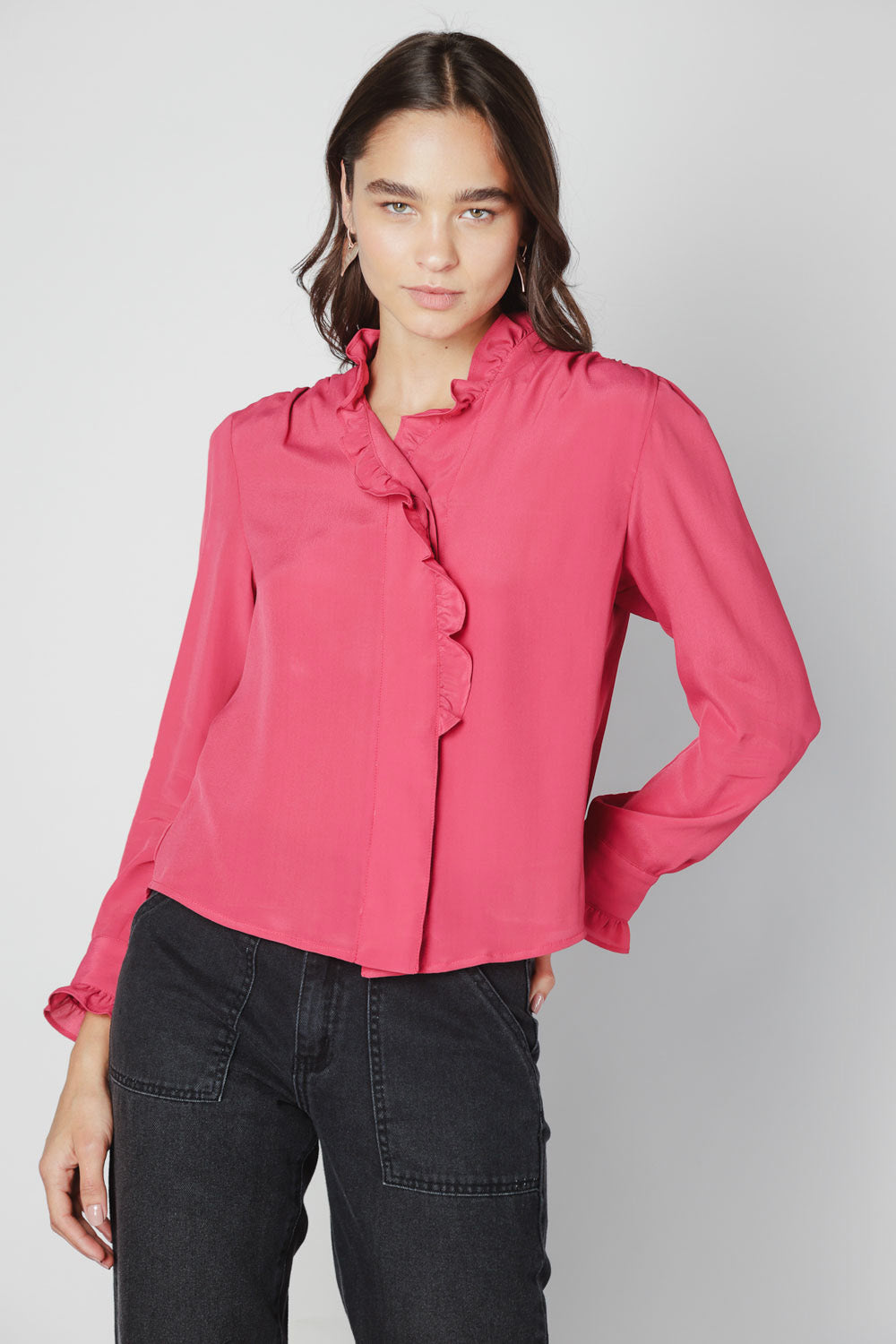 Blusa Somi de marca O-2025-614 en color blanco, con diseño elegante y cuello redondo, mostrada en la imagen.