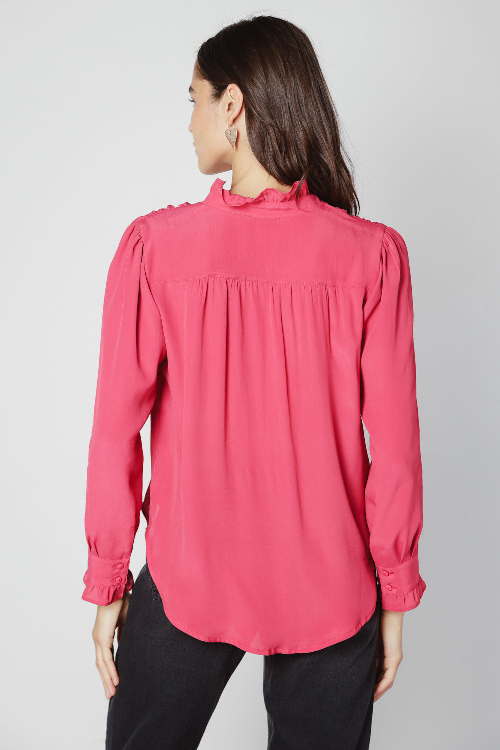 Blusa Somi de la marca O-2025-614, color beige, con cuello redondo y manga larga, sobre fondo blanco.