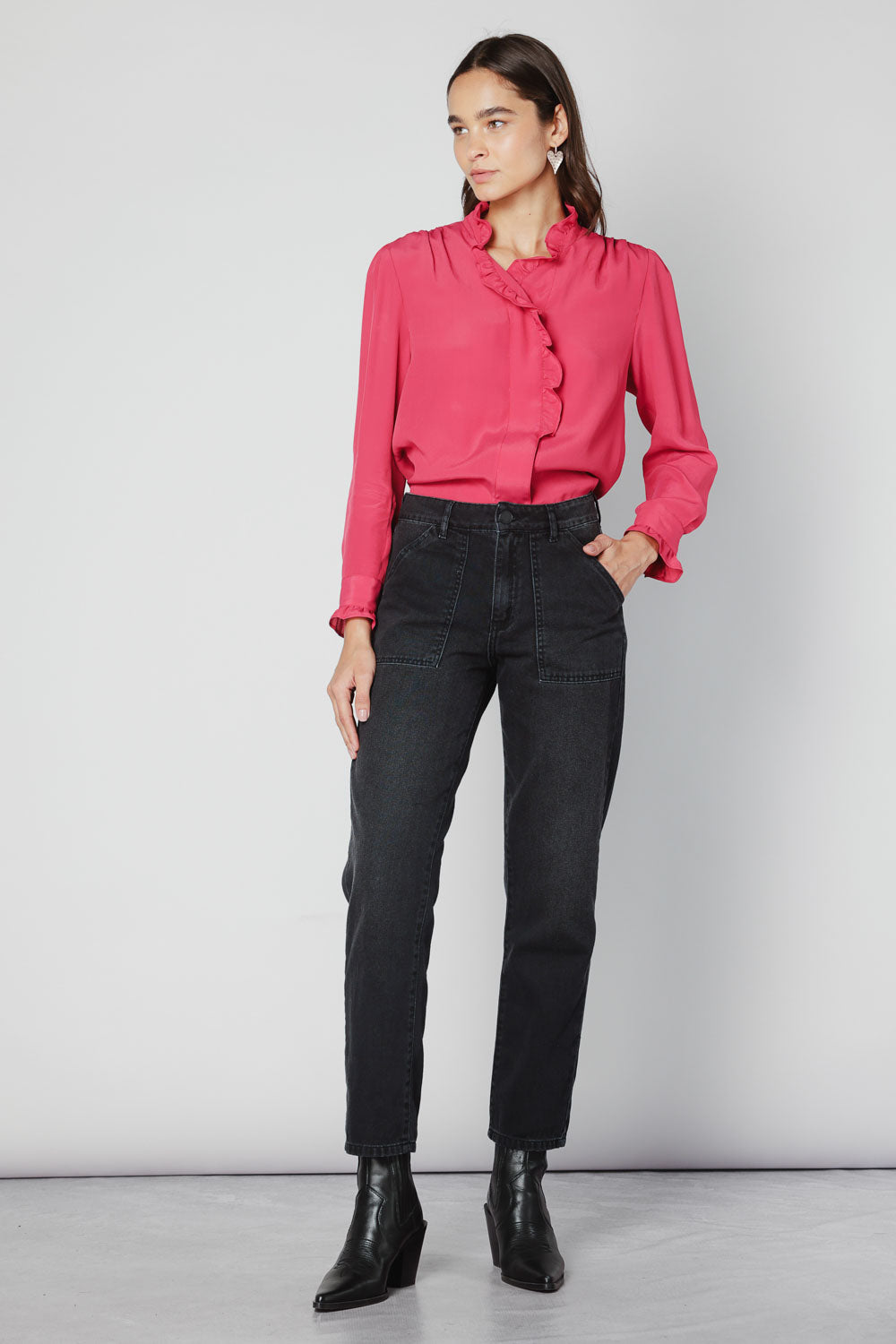 Blusa Somi de la marca O-2025-614, con diseño elegante y detalles en tela ligera, mostrada en color neutro.