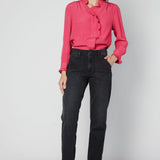Blusa Somi de la marca O-2025-614, con diseño elegante y detalles en tela ligera, mostrada en color neutro.