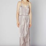 Vestido feder de la marca FV-2025-701, con diseño elegante y color vibrante, mostrado en la imagen Singulare4695.jpg.