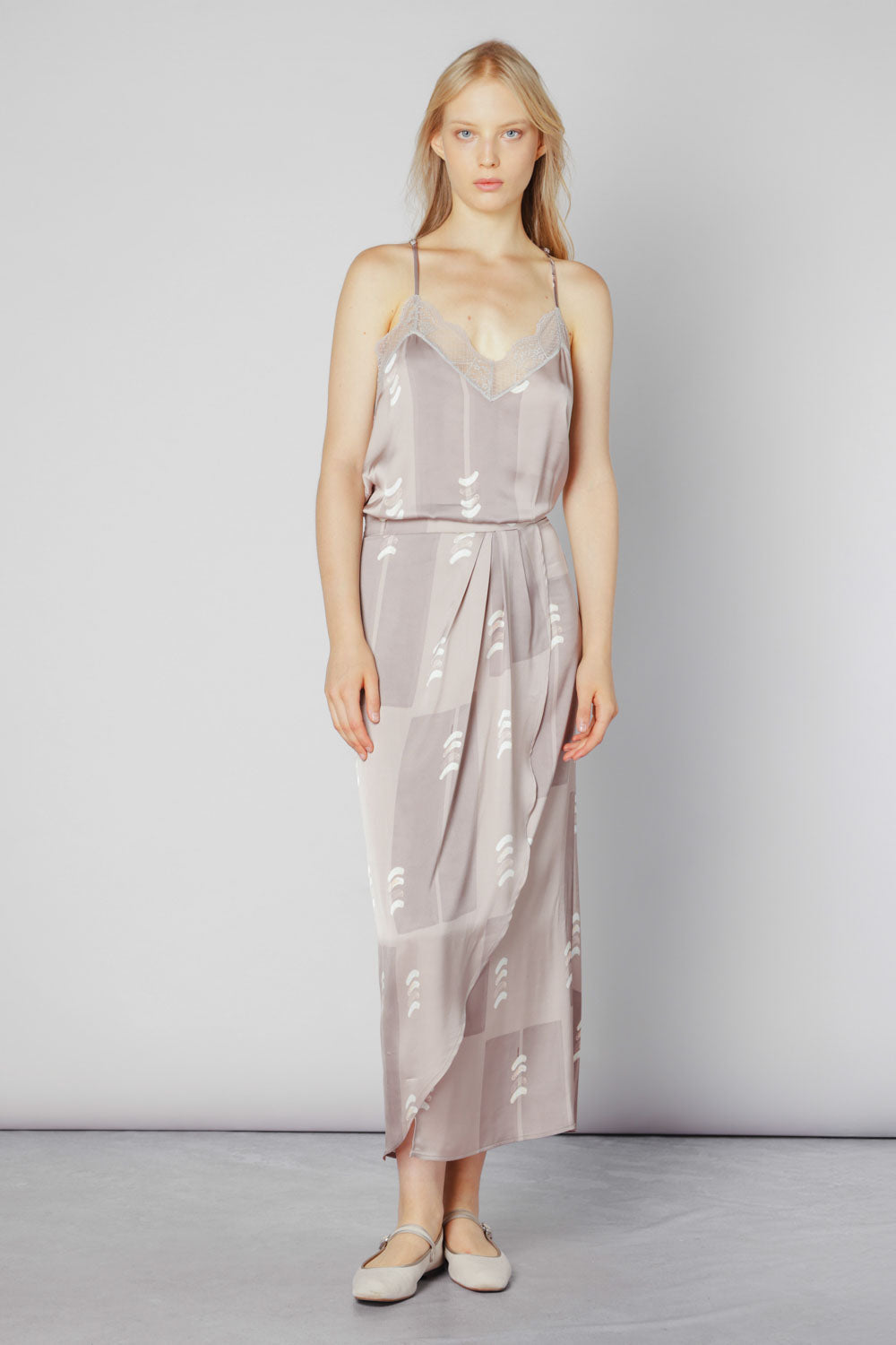 Vestido feder de la marca FV-2025-701, con diseño elegante y color vibrante, mostrado en la imagen Singulare4695.jpg.