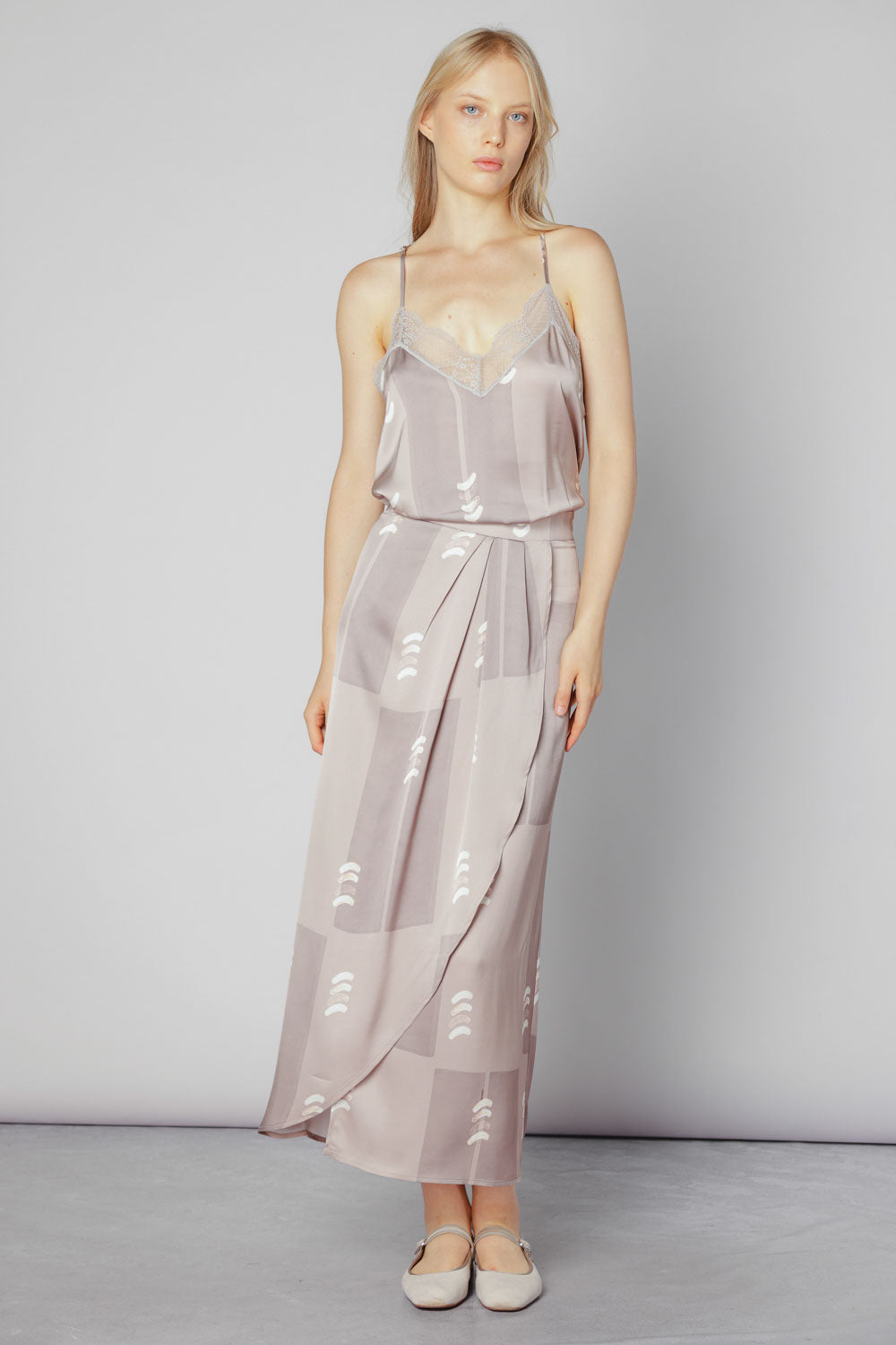 Vestido feder de la marca FV-2025-701 en color y estilo elegantes, con diseño moderno y detalles distintivos.