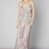 Vestido feder de la marca FV-2025-701 en color y estilo elegantes, con diseño moderno y detalles distintivos.