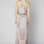 Vestido FV-2025-701 Feder, vestido elegante de color neutro con detalles de diseño, para ocasiones formales.
