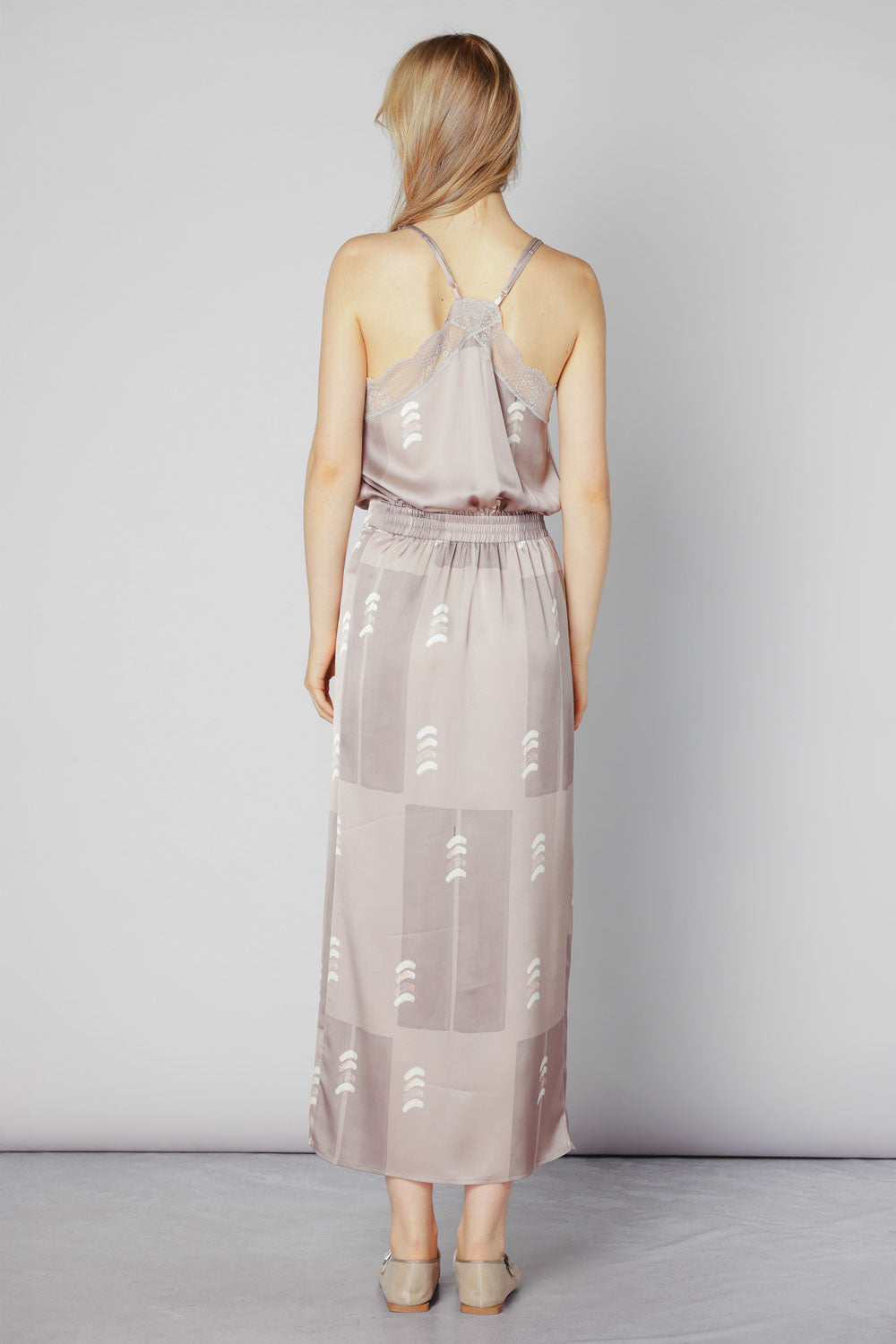 Vestido FV-2025-701 Feder, vestido elegante de color neutro con detalles de diseño, para ocasiones formales.