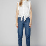 Blusa Asura de la marca O-2025-615 en color gris, con diseño de manga larga y cuello redondo, en un fondo blanco.