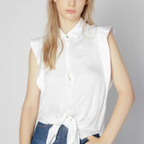 Blusa Asura de la marca O-2025-615, con diseño elegante y detalles en la parte superior, en color neutro.