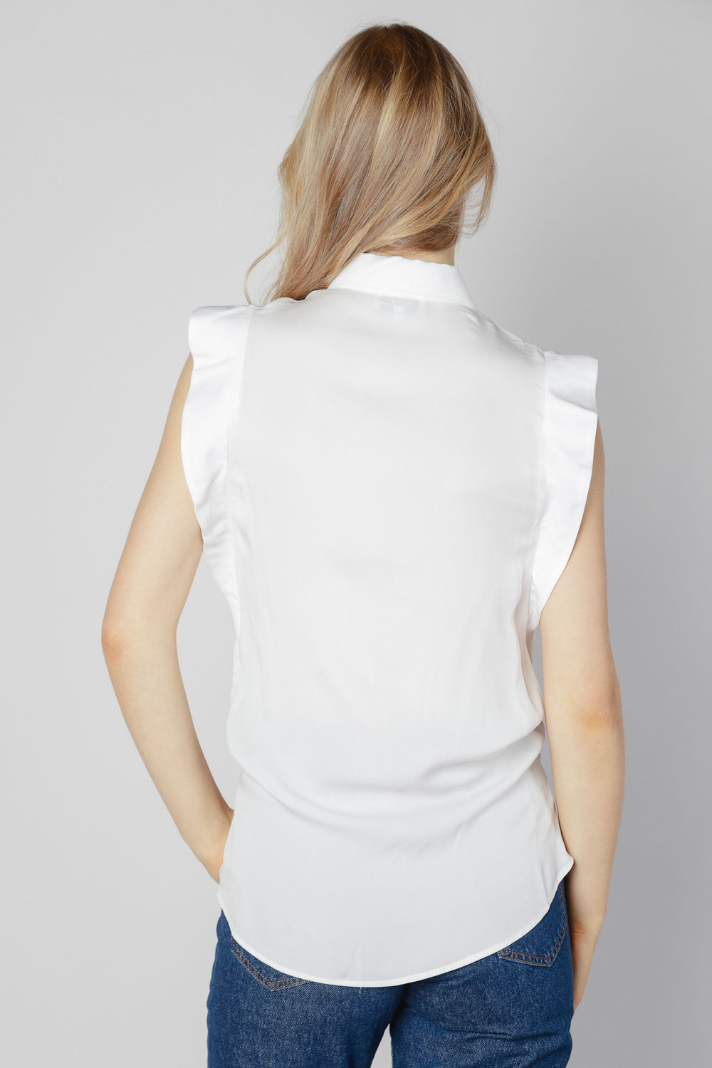 Blusa Asura de la marca O-2025-615, blusa de manga larga de color azul con detalles elegantes y corte moderno.