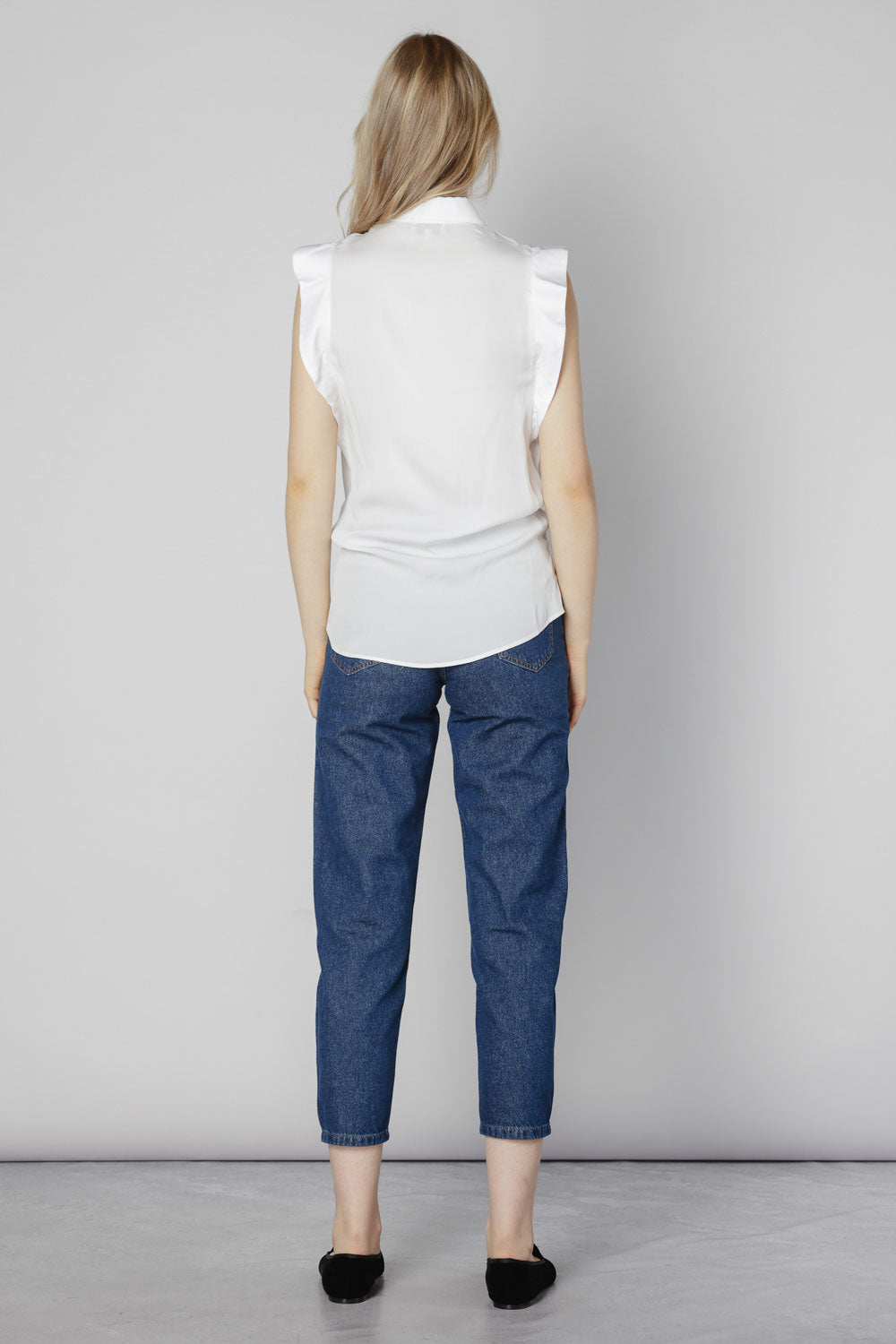 Blusa Asura de la marca O-2025-615, blusa de manga larga en color azul con detalles elegantes y cuello redondo.