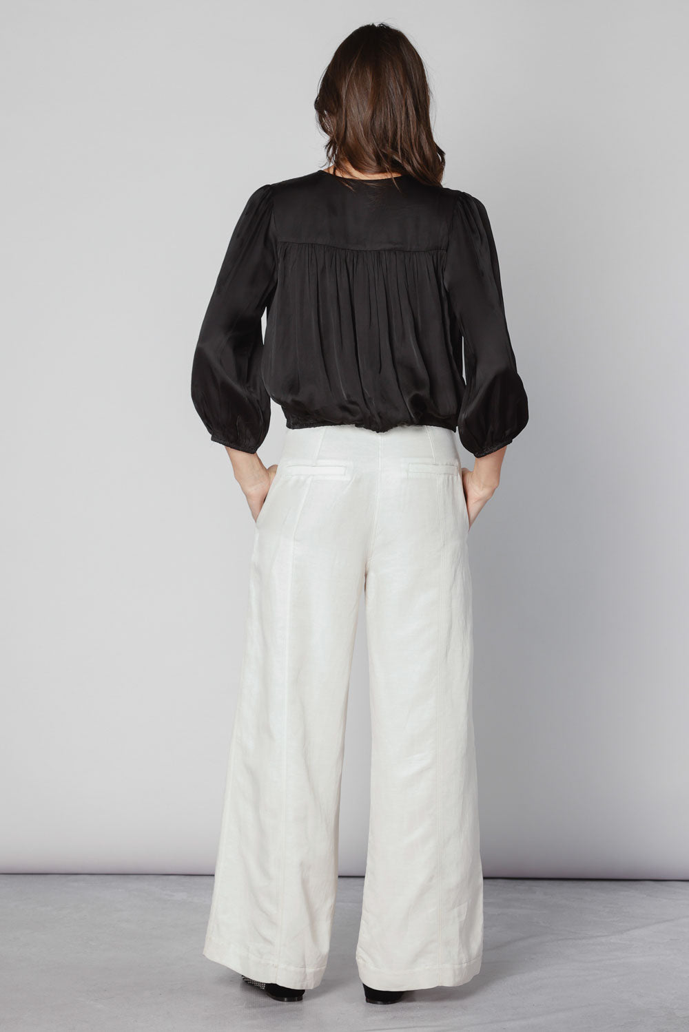 Pantalón Anise de la marca O-2025-812, pantalones de corte recto en color neutro, mostrado colgado en percha.