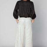 Pantalón Anise de la marca O-2025-812, pantalones de corte recto en color neutro, mostrado colgado en percha.
