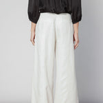 Pantalón Anise de la marca O-2025-812, pantalones de corte recto en tela negra con bolsillos laterales y cintura ajustable.