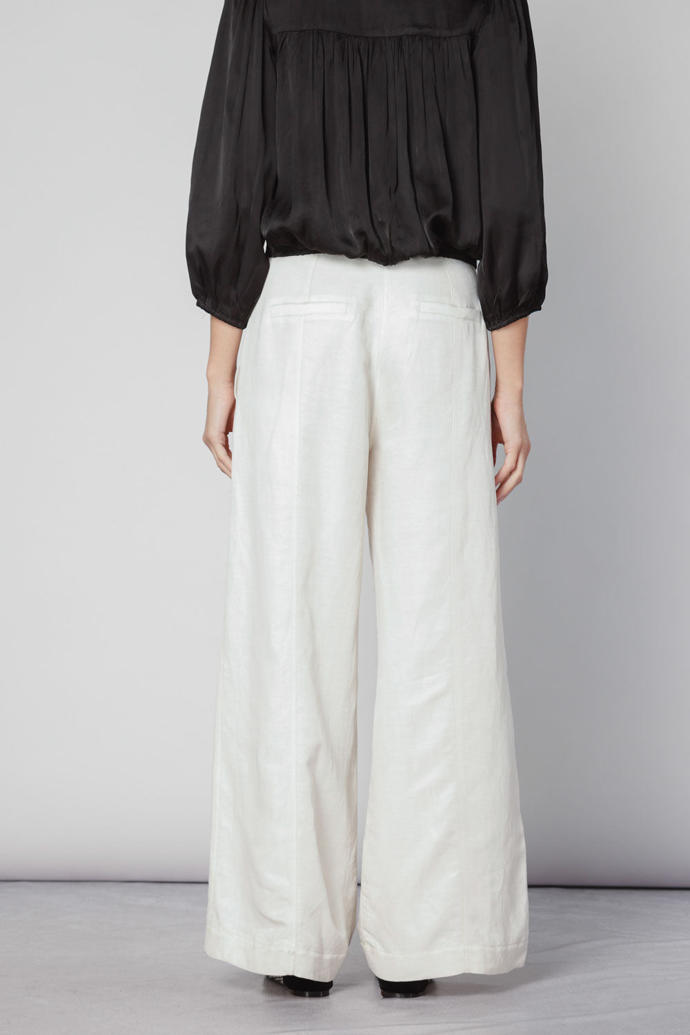 Pantalón Anise de la marca O-2025-812, pantalones de corte recto en tela negra con bolsillos laterales y cintura ajustable.