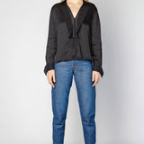 Blusa Nienke de la marca O-2025-601 en color neutro, con diseño elegante y manga larga, vista frontal sobre fondo blanco.