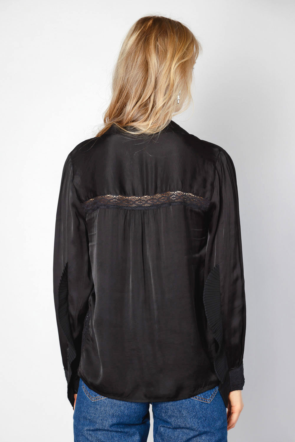 Blusa Nienke de la marca O-2025-601, blusa de manga larga en color azul con detalles elegantes y tejido suave.