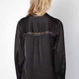 Blusa Nienke de la marca O-2025-601, blusa de manga larga en color azul con detalles elegantes y tejido suave.