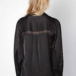 Blusa Nienke de la marca O-2025-601, blusa de manga larga en color neutro, con diseño elegante y cómodo.