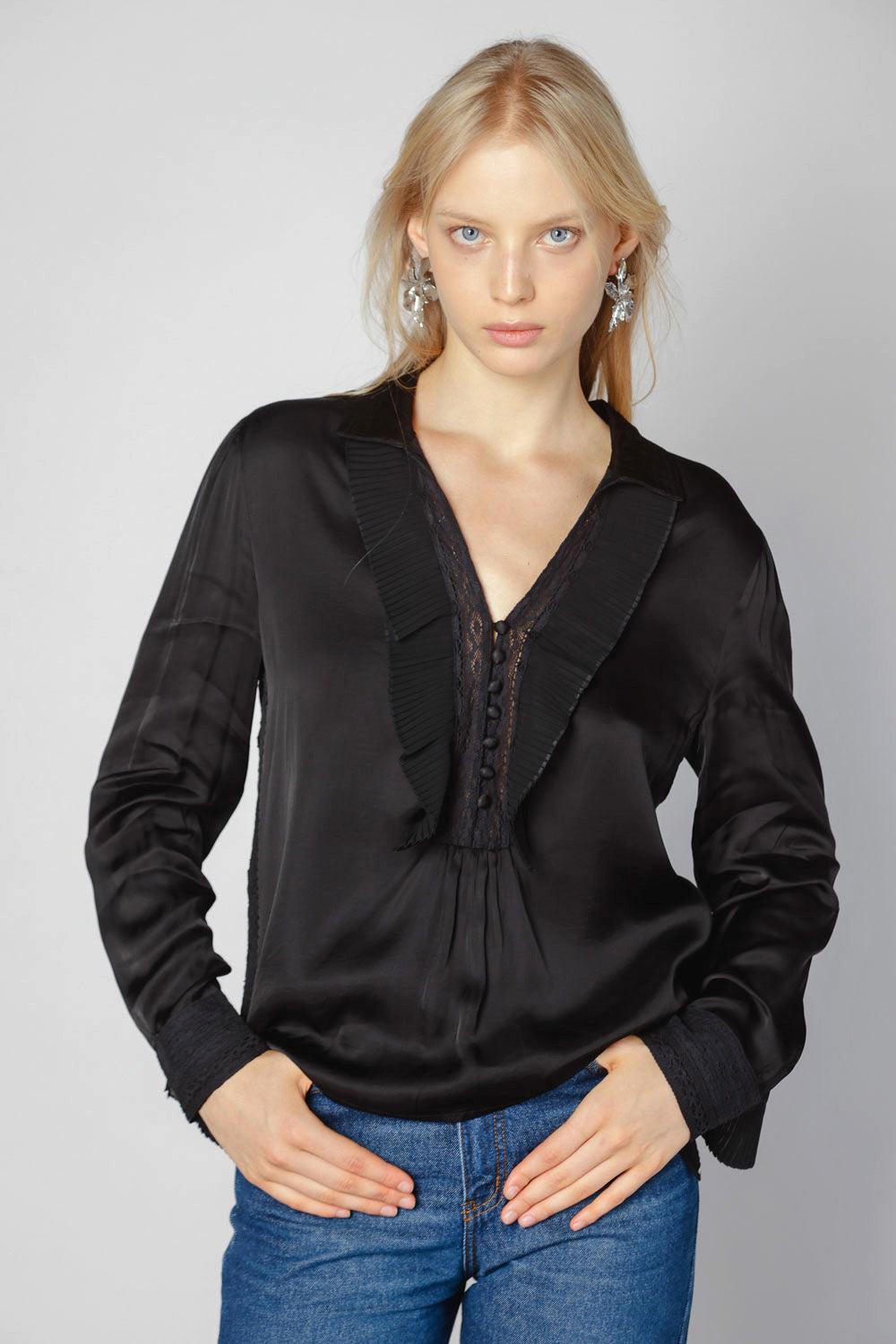Blusa Nienke de la marca O-2025-601, con diseño elegante y detalles en la parte superior, en color neutro y tela suave.