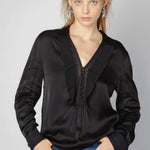 Blusa Nienke de O-2025-601 en color claro, con manga larga y detalles de tela suave, vista frontal en fondo neutro.