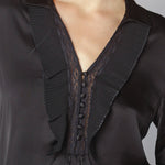 Blusa Nienke de la marca O-2025-601 en color neutro, con diseño elegante y tejido suave, vista frontal en la imagen.