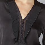 Blusa Nienke de la marca O-2025-601 en color neutro, con diseño elegante y tejido suave, vista frontal en la imagen.