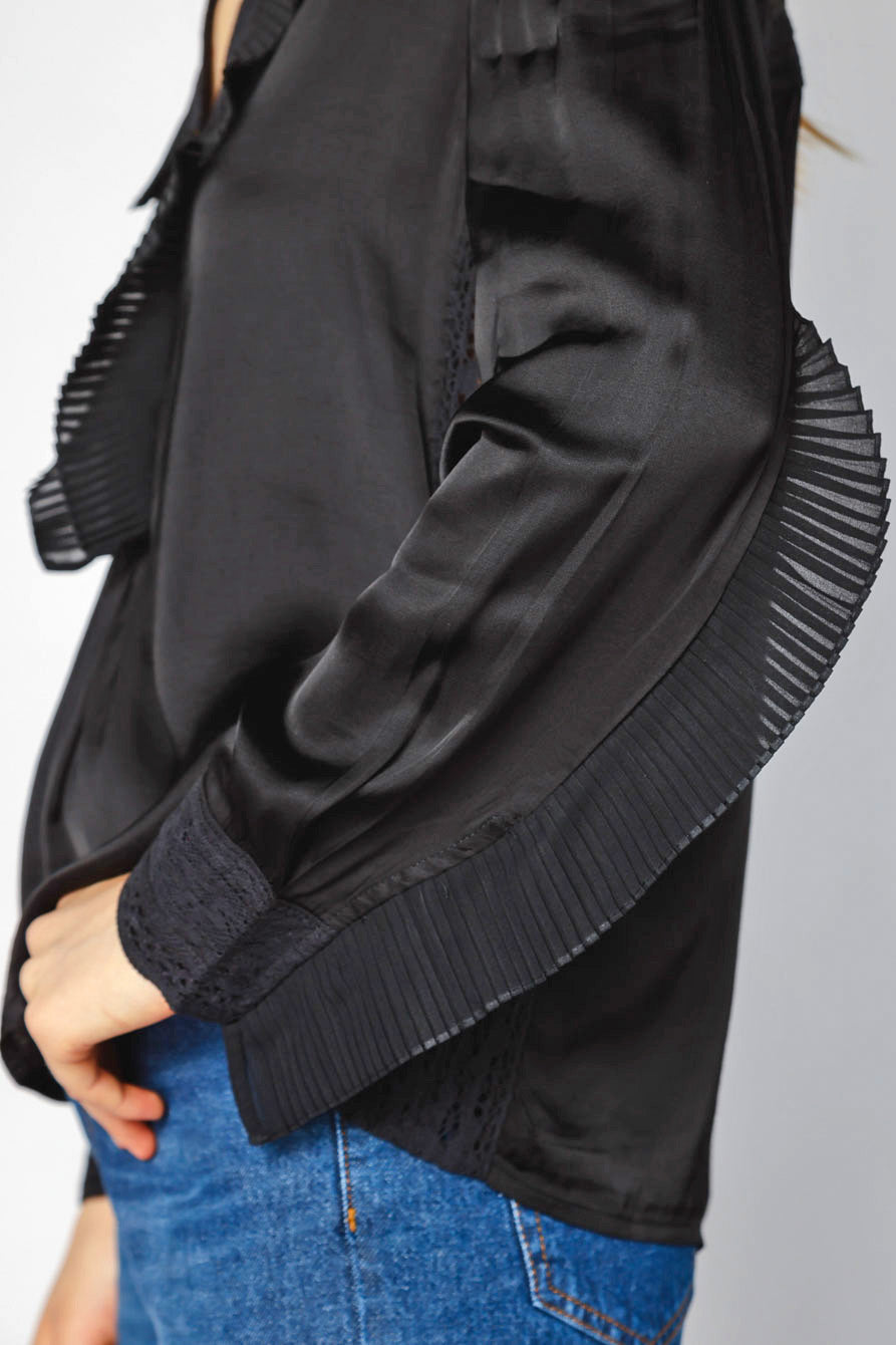 Blusa Nienke de la marca O-2025-601 en color neutro, con diseño elegante y corte cómodo, mostrando el tejido y detalles del cuello.