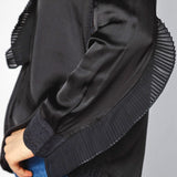 Blusa Nienke de la marca O-2025-601 en color neutro, con diseño elegante y corte cómodo, mostrando el tejido y detalles del cuello.