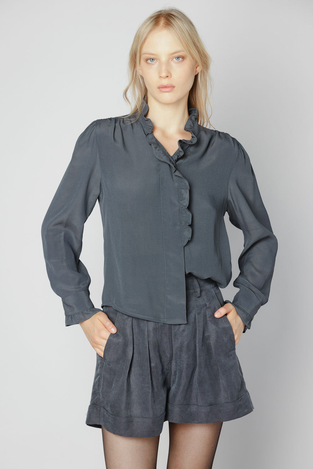 Blusa Somi de la marca O-2025-614, con diseño elegante y tejido suave, mostrada en color azul en la imagen.