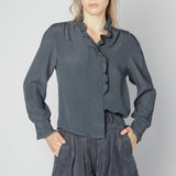 Blusa Somi de la marca O-2025-614, con diseño elegante y tejido suave, mostrada en color azul en la imagen.
