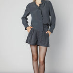 Blusa Somi de la marca O-2025-614, con diseño moderno y detalles elegantes, mostrada en la imagen.