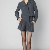 Blusa Somi de la marca O-2025-614, con diseño moderno y detalles elegantes, mostrada en la imagen.
