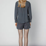 Blusa Somi de la marca O-2025-614, blusa de manga larga en color beige con detalles elegantes y estilo casual.