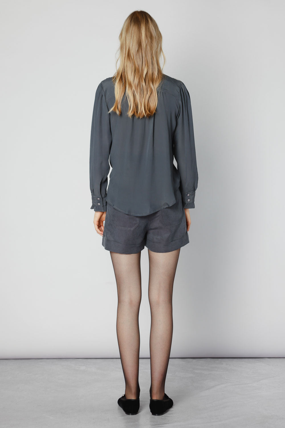 Blusa Somi de la marca O-2025-614, blusa de manga larga en color beige con detalles elegantes y estilo casual.