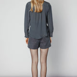 Blusa Somi de la marca O-2025-614, blusa de manga larga en color beige con detalles elegantes y estilo casual.