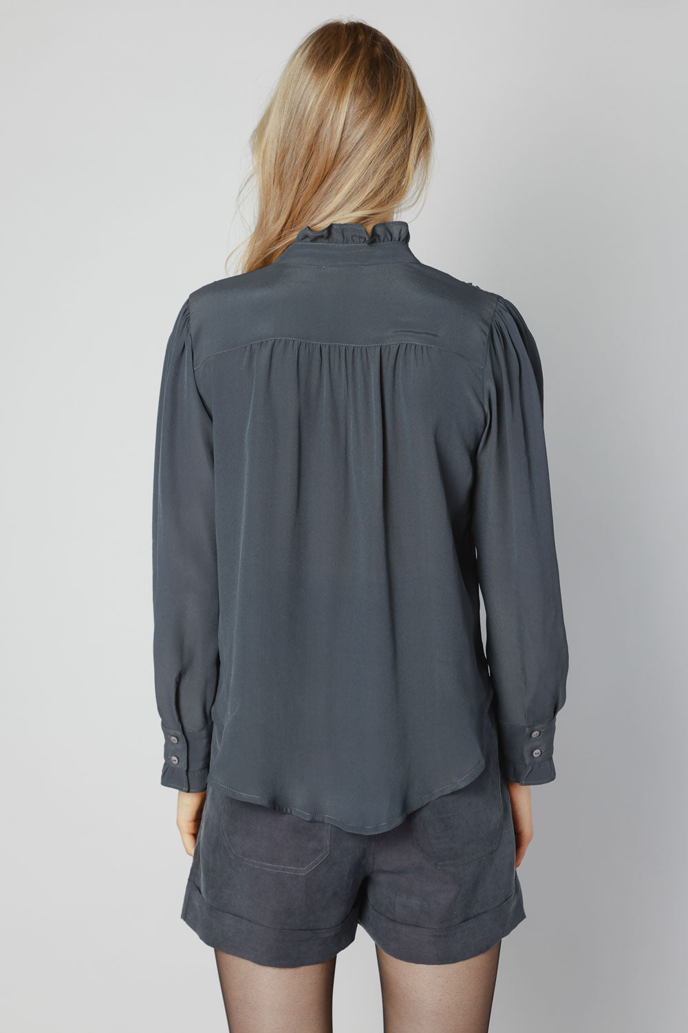 Blusa Somi de la marca O-2025-614, con diseño elegante en color neutro y mangas largas, para un estilo sofisticado.