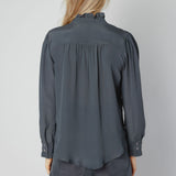 Blusa Somi de la marca O-2025-614, con diseño elegante en color neutro y mangas largas, para un estilo sofisticado.